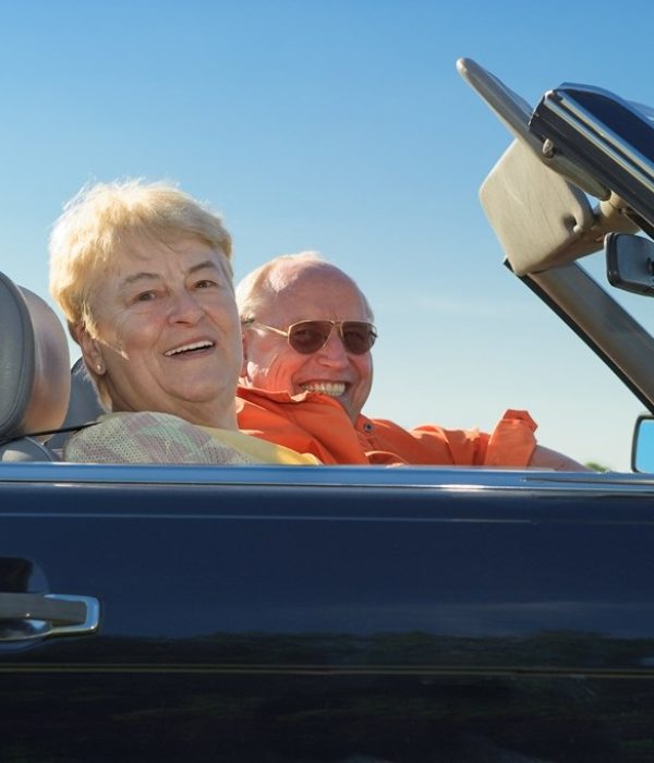 Rentnerpaar im Cabriolet
